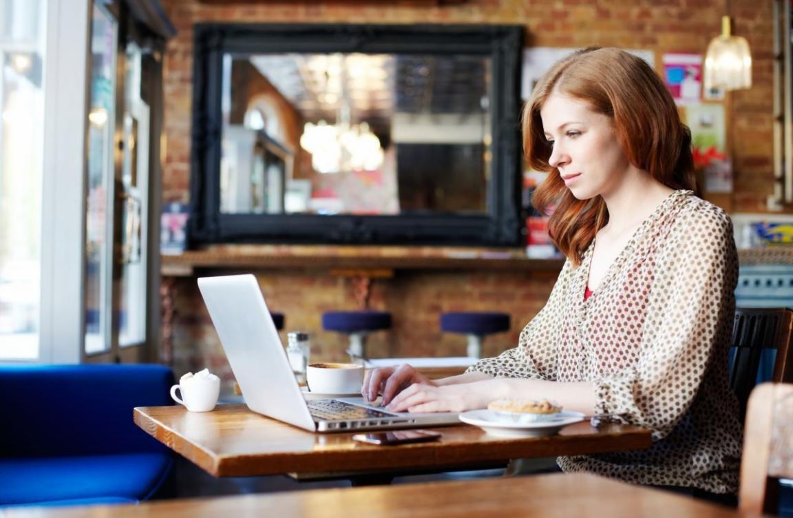 Účastník workshopu pracuje na žurnalistickém eseji